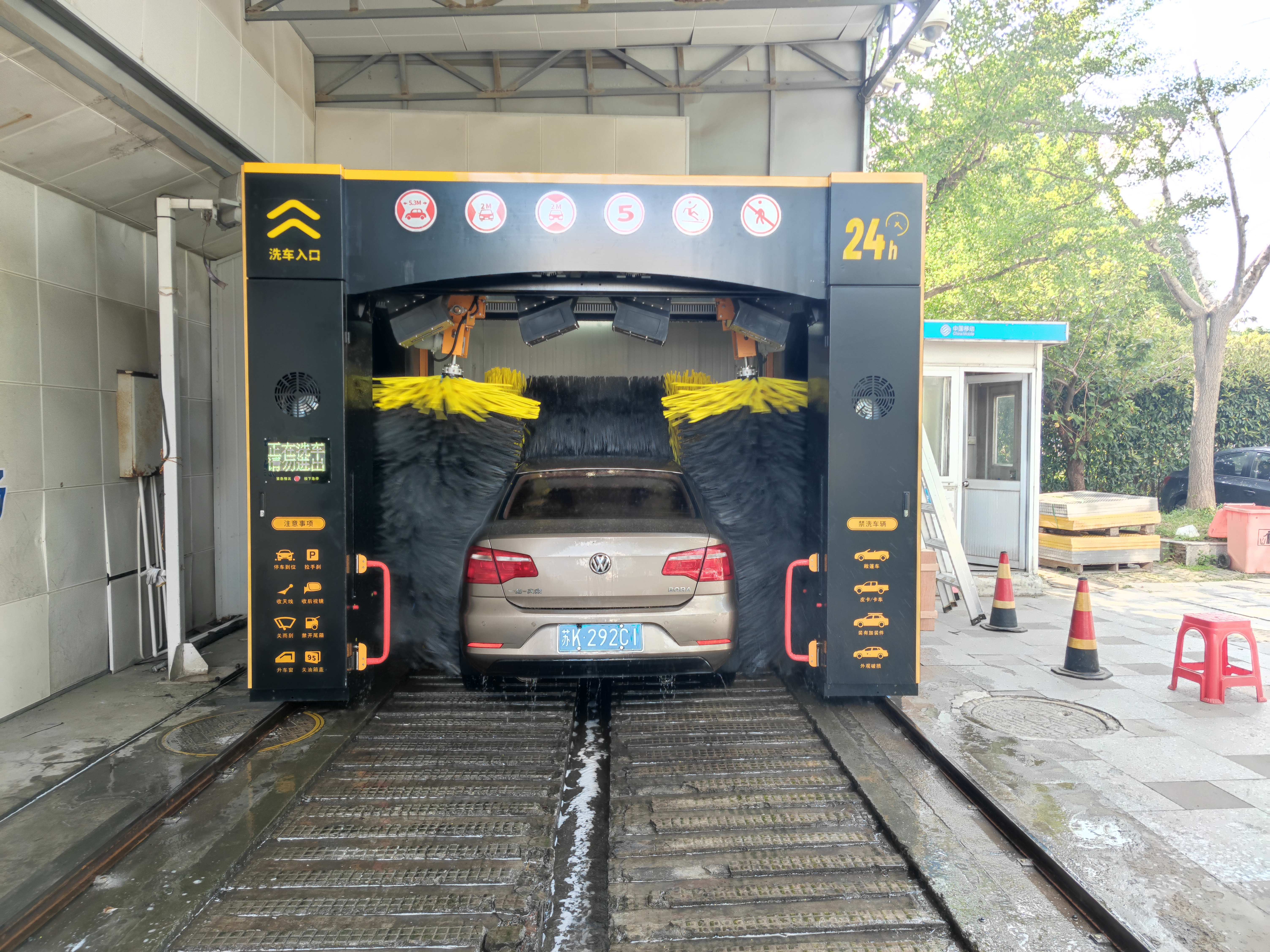 揚(yáng)州劉總訂購(gòu)的無人值守洗車機(jī)安裝完畢